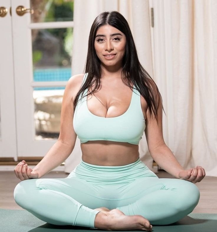 Somsa_TR's tweet photo. Full Name: Violet Myers
Date of Birth: February 24, 1997
Age: 29 years (as of 2026)
Birthplace: Los Angeles, California, United States 🇺🇸
Nationality: American 🇺🇸

Physical Appearance
• Height: 5'3" (160 cm)
• Weight: Around 128 lbs (58 kg)
• Eye Color: Brown
• Hair Color: Dark Brown

Career
• Profession: Actress, Model, Content Creator
• Years Active: 2018 – Present
• Gained popularity through online content creation, modeling, and social media platforms.
• Expanded her audience with lifestyle content, gaming interests, and interactive fan engagement.
• Built a strong presence across multiple digital platforms and established herself as a recognizable internet personality.
• Continues to grow her brand through content creation, collaborations, and entertainment-related projects.

Net Worth & Impact
• Net Worth: Estimated at $2 Million USD 💰
• Known for her engaging online presence and work as a model and content creator.
• Built a large fanbase across social media and digital entertainment platforms.
• Recognized for her charismatic personality and strong connection with her audience.
. She's underrated beauty and unmarried girl
. She's so beautiful looking forward to it and looking for someone