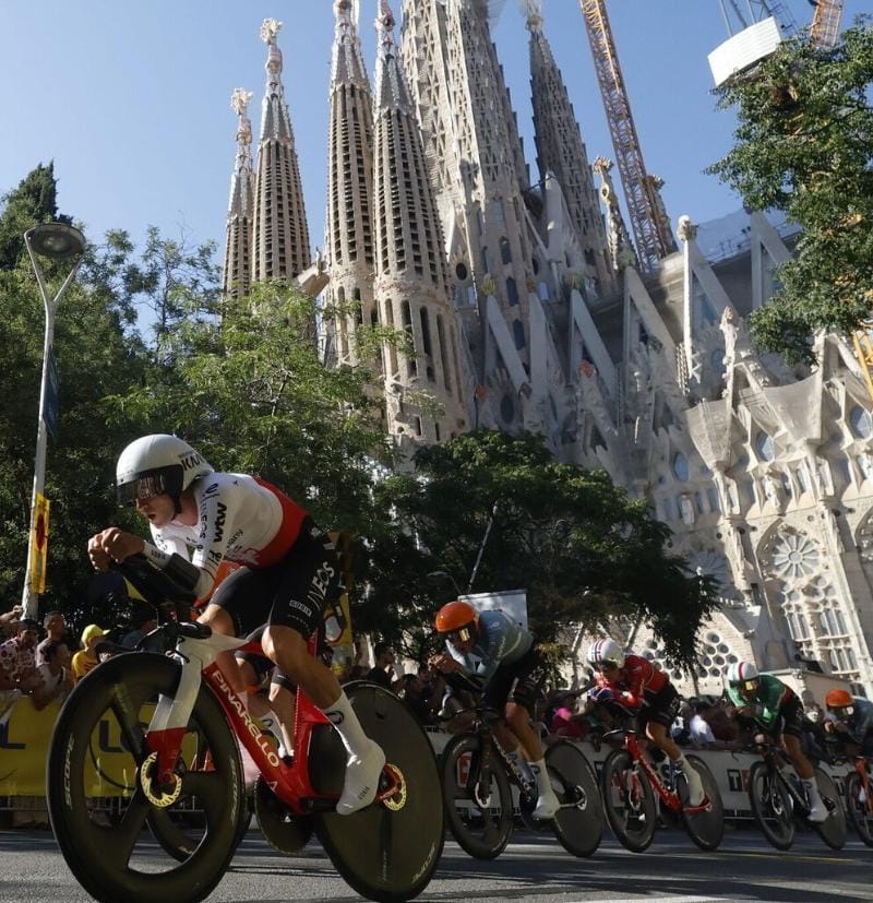 Societatcc's tweet photo. SCC convocó a todos los constitucionalistas a dar la bienvenida al @LeTour .
Observamos durante los tres días de carreras por Cataluña muchos símbolos constitucionalistas.
Muchas gracias por vuestro apoyo.
Misión cumplida. https://t.co/gZZbOFjQHn