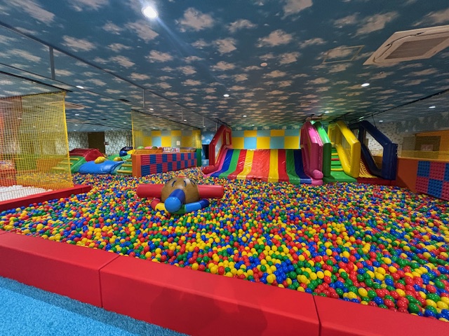 r1_hakata's tweet photo. 🤩7月8日リニューアルオープン🤩
とうとうスポッチャがリニューアルオープンしました🌈
待望のNEW エリア
「キッズコーナー」「ニンジャチャレンジ」
「丸太ファイト」「レーザーサバゲ―」等々
新アイテムがたくさん導入されております‼️
✨7月8日10時からOPENしています✨ https://t.co/90n83wnyuI