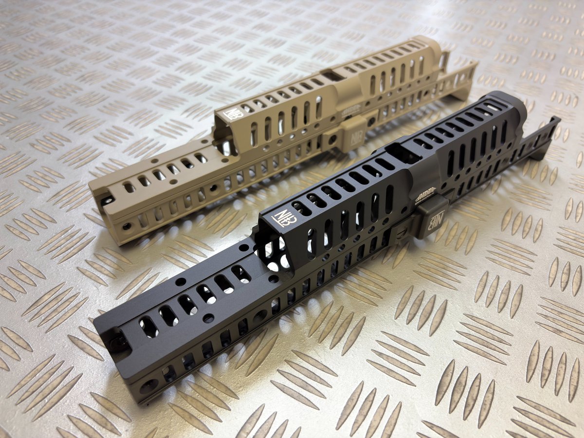 kinwa__official's tweet photo. ー新商品情報ー

5KU社製 Zenit LEADER KITタイプ ハンドガードセット CYMA STD電動ガン AK74/AKM用 BK/DE(品番：KW-KU-432-BK/T)

5KU社製 Zenit LEADER KITタイプ ハンドガードセット GHK/LCT AK74/AKMGBB 用 BK/DE(品番：KW-KU-GB-173-BK/T)

2種各色入荷(デザイン共通)

露 銃器パーツメーカー ZENIT社のAK プラットフォーム向け「LEADER KIT」 ハンドガードを硬質アルマイト処理済CNCアルミ合金を主材に再現

バレル全体を覆い隠す様なデザインとなり、上下左右4面にベースレールを備え、ハンドガードに直接ハンドストップやグリップ、5KU社製 B-2タイプ レールシリーズ等のアクセサリーの取付けが可能

前端部にはエイミングデバイス等用の低いマウント部が設けられており、高い拡張性を実現
サイドバーやハンドストップ、リテーナーカバー、ワイヤーフック、20mmショートレール等も付属🇷🇺🇷🇺🇷🇺

#5KU #ZENIT #AK #LEADER #CYMA #AEG #AK74 #AKM #GHK #LCT #GBB #airsoft #電動ガン #ガスブロ #サバゲー