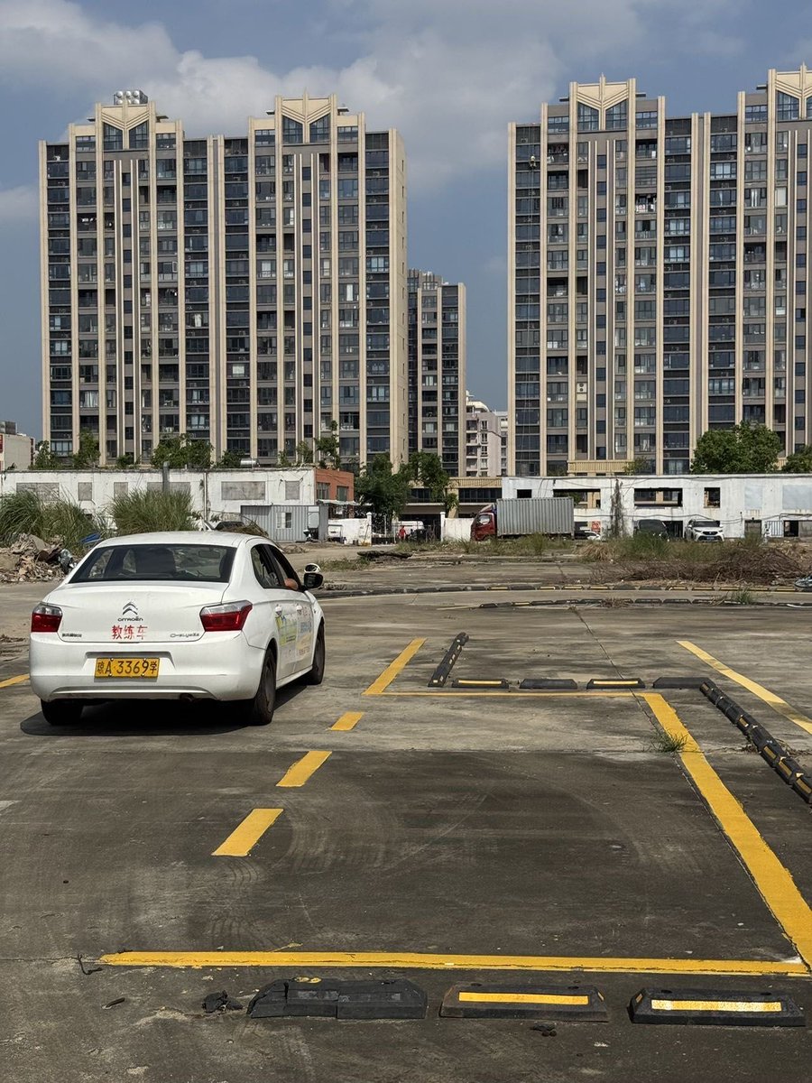 tho_pohl's tweet photo. Just passed my driving test at the first attempt! 4 months of parallel parking fails and highway panic finally paid off. ， https://t.co/uC7SCGeLSj
