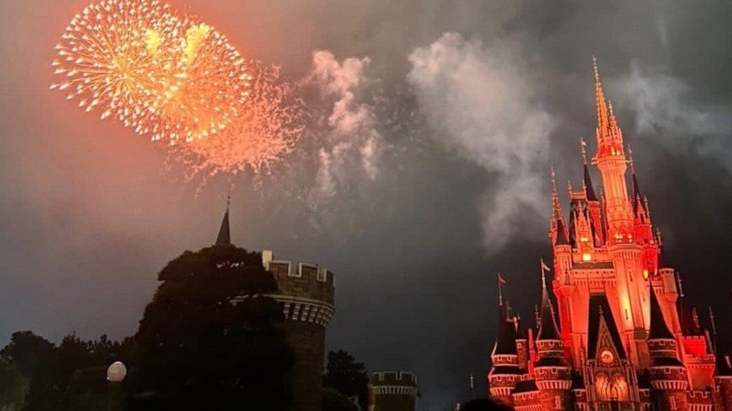 shuon_news's tweet photo. 〈ディズニーの花火休止、なぜ？〉夏の約3カ月間見られない夜の名物にファンから悲しみの声…運営は「環境に応じて判断」