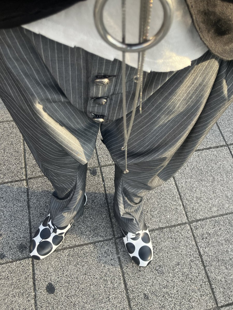 dqhossy's tweet photo. 麻の着物をバラした反物で自作のジャケット、サマースーツ生地で自作のサルエルドレープパンツ、自作の🐻バッグ、自作のガマ口ベレー帽、自作のボタンネックレス、コムデギャルソンオムプリュスの水玉シューズ。 https://t.co/uL8JTP6wk1