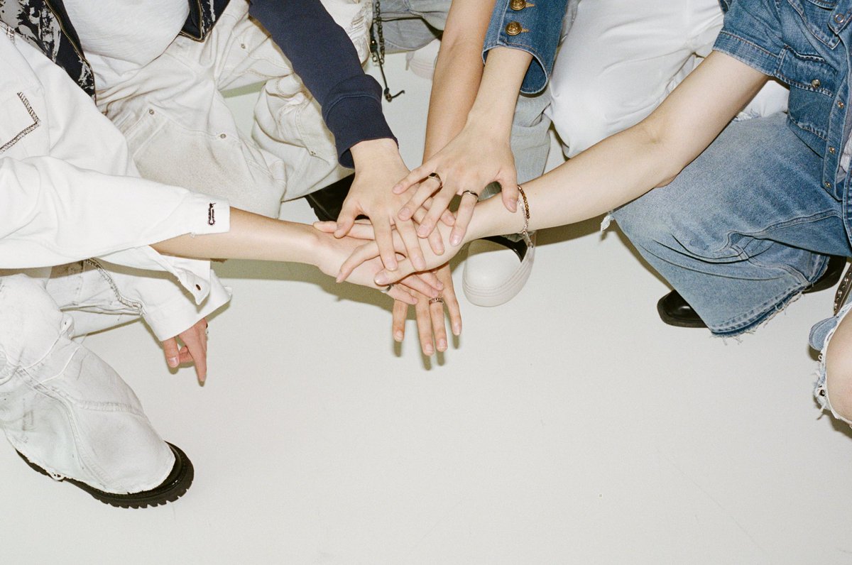 Splayitofficial's tweet photo. ‘𝐒𝐩𝐥𝐚𝐲𝐢𝐭‘

𝐼𝑇 𝐵𝐸𝐺𝐼𝑁𝑆.

#Splayit #에스플릿 https://t.co/y4Bbesj5nW