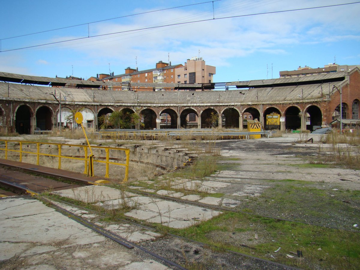 EspIndustrial's tweet photo. 🚫Un nuevo muro para que no se vea el lamentable estado de conservación del depósito de locomotoras de Valladolid (1863). Sin planes de recuperación, pese al proyecto de ampliación de la estación, para uno de los conjuntos patrimoniales más relevantes de @Adif_es  🚂 https://t.co/kBcPLQIMfd