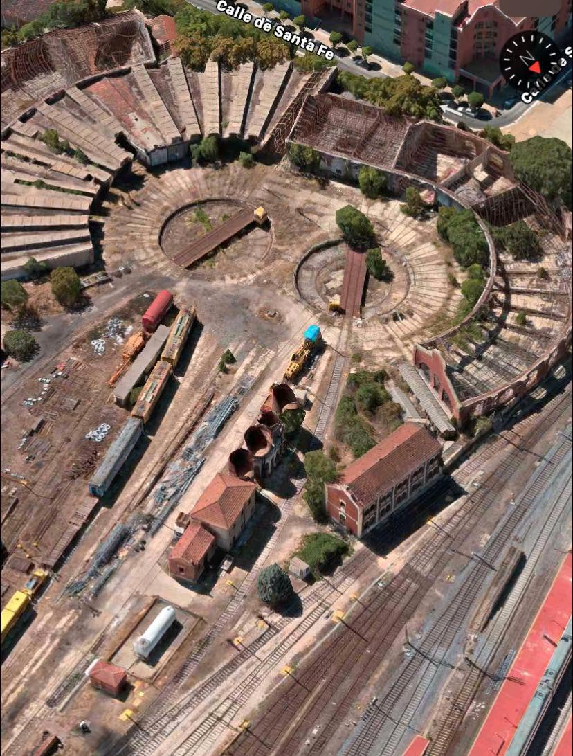 EspIndustrial's tweet photo. 🚫Un nuevo muro para que no se vea el lamentable estado de conservación del depósito de locomotoras de Valladolid (1863). Sin planes de recuperación, pese al proyecto de ampliación de la estación, para uno de los conjuntos patrimoniales más relevantes de @Adif_es  🚂 https://t.co/kBcPLQIMfd