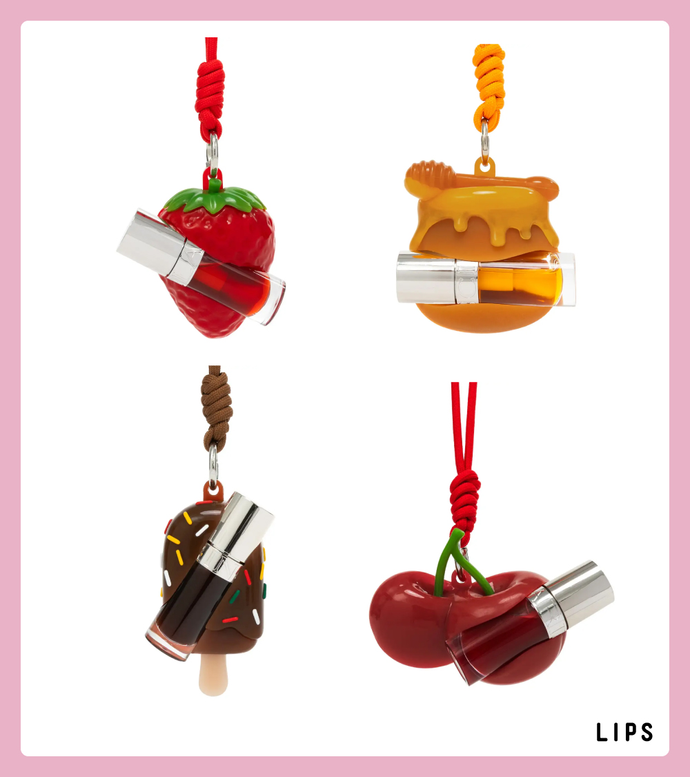 lipsjp's tweet photo. クラランス「リップコンフォートオイル」から限定ミラーチャームセットが登場🪄
お菓子のようなキュートなデザインのチャームは、リップをセットして持ち運べる仕様で、裏面にはミラー付き🪞
アクセサリー感覚で楽しめる限定セット全4種がラインナップ🍒✨
8月1日(土)より限定発売💗 https://t.co/qKQvWABK1J
