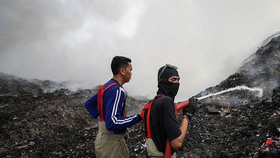 Europe9Focus's tweet photo. Indonesia’s towering mountain of rubbish has been burning for over a week straight. A toxic inferno choking the air and poisoning the land. Waste crisis out of control. #IndonesiaRubbishFire #EnvironmentalDisaster #WasteCrisis https://t.co/PbM1CVu0HW