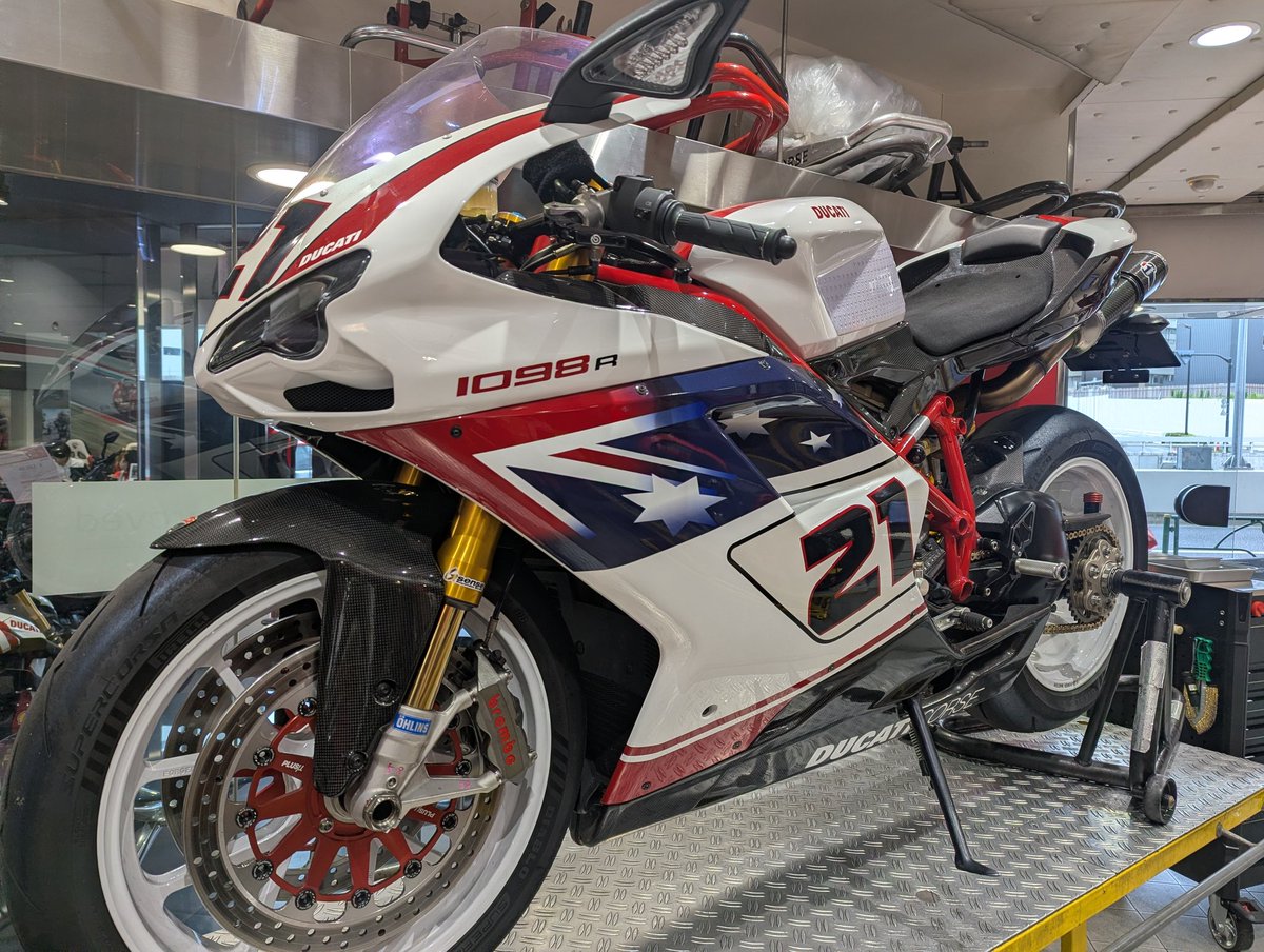 Ducati_Service's tweet photo. 🇮🇹　1098R　Bayliss　🇮🇹
只今、カーボンカウル&amp;燃料タンク
フィッティング中❗️
#DucatiLifestyleTokyo
#Ducati
#ducati
#ドゥカティ
#ducati https://t.co/R5lwCLxp3h