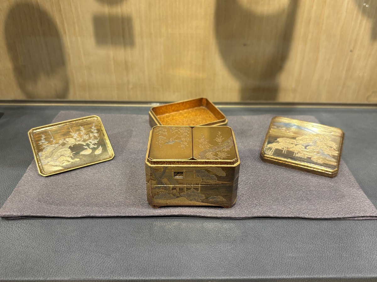 展示中／ 絡繰蒔絵時代重香合 屋敷の窓からお姫様が顔を覗かせます
