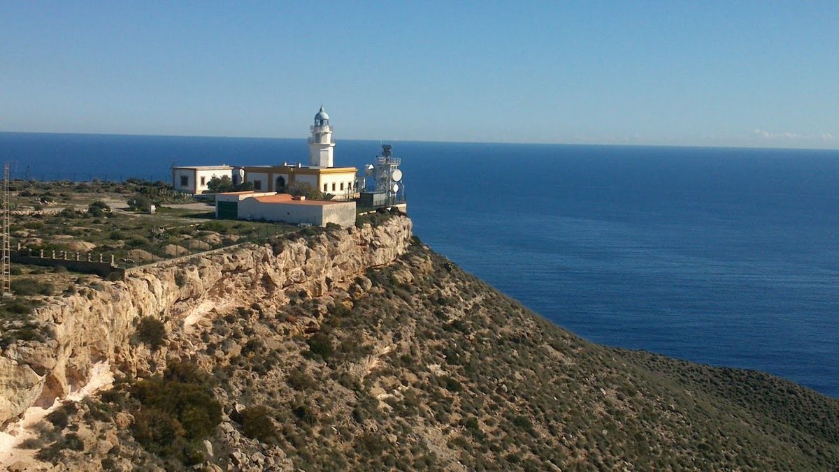 Senderosalmeria's tweet photo. El Faro de Mesa Roldán se alza en su emplazamiento privilegiado, en un promontorio volcánico, al borde del acantilado y con el Mediterráneo extendiéndose hasta el horizonte. Parque Natural de Cabo de Gata-Níjar, Costa de Almería. https://t.co/KHvysS5lJc
