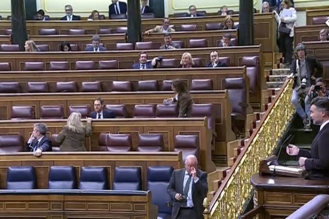 xaviersainz2's tweet photo. @oscar_puente_ @joseasekas Absentismo laboral.
A la puta calle. https://t.co/hfRdxp5UA4
