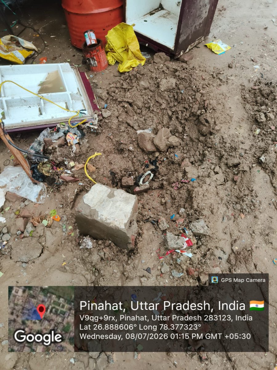 lalparihar91's tweet photo. @OfficeOfDMAgra @myogiadityanath महोदय ये स्ट्रीट लाइट पोल लगभग एक महीने पहले नगर पंचायत पिनाहट द्वारा लगाए गए थे सभी पोल एक महीने में ही उखड़ के गिरने लगे इससे पहले भी कुछ पोल गिरे थे कोईभी बड़ा हादसा हो सकताहै महोदय इसमें बड़ा भ्रष्टाचार नजर आरहा है कृपया जाँच कराने की कृपा करे https://t.co/n2OO8lf0Sa