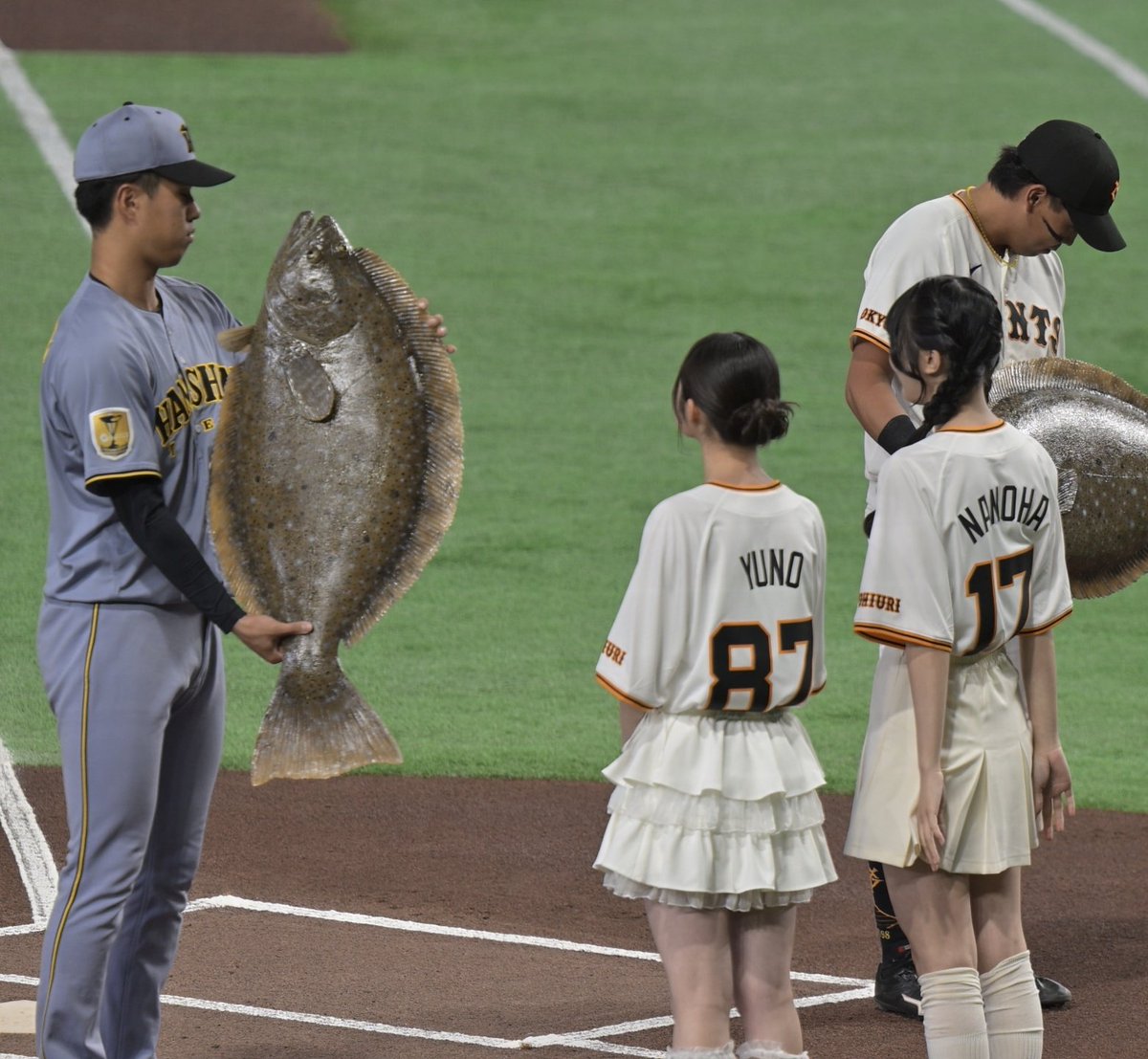 tamae_sport's tweet photo. アイドルにヒラメを渡される #岡城快生 選手 https://t.co/OQfsLots0G
