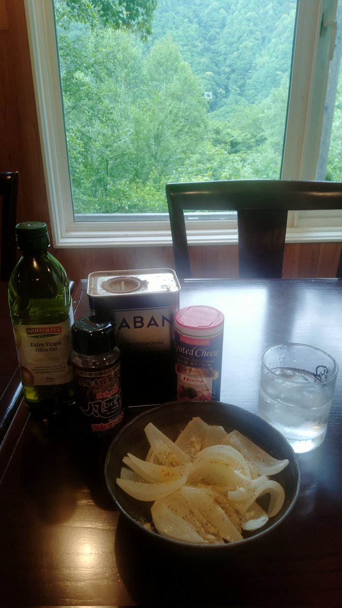 BakedHip's tweet photo. おつかれさまです🥵
焼いた🧅を肴に氷水をぐびぐび🥃
最後の写真がお手本なのですが深く切ってしまい花の様になりませんでした🤣 https://t.co/uhpk6ezaPV