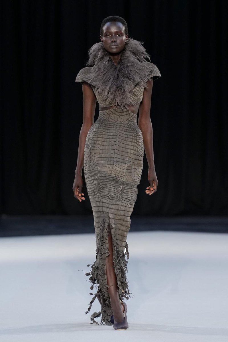 fashionitgirl's tweet photo. ashi studio couture fw26

silhouettes emerged with a monolithic presence; voluminous shoulders, elongated columns, and sharply defined waists created garments that appeared carved rather than sewn, echoing the disciplined geometry that has become one of the house’s signatures https://t.co/4HarRvyBak