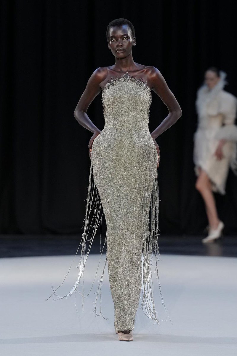 fashionitgirl's tweet photo. ashi studio couture fw26

silhouettes emerged with a monolithic presence; voluminous shoulders, elongated columns, and sharply defined waists created garments that appeared carved rather than sewn, echoing the disciplined geometry that has become one of the house’s signatures https://t.co/4HarRvyBak