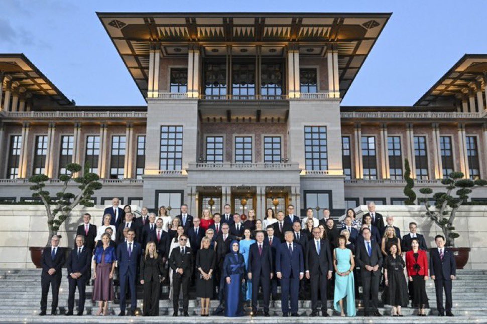 mitanni33's tweet photo. Şok markette, BiM'de ve A101'de 2 lira lık kampanyalı ürünler için bekleyen vatandaşın iradesini, izini, tozunu gören varmı?

Çok zenginler.
Evet o kar zenginler ki, işçiye 24 bin kira, emekliye, 20 bin lira reva görüp bu maaş ile geçinmeyi öğütlüyorlar.

Çok zenginler Çok.. https://t.co/ksqlgEJTmt