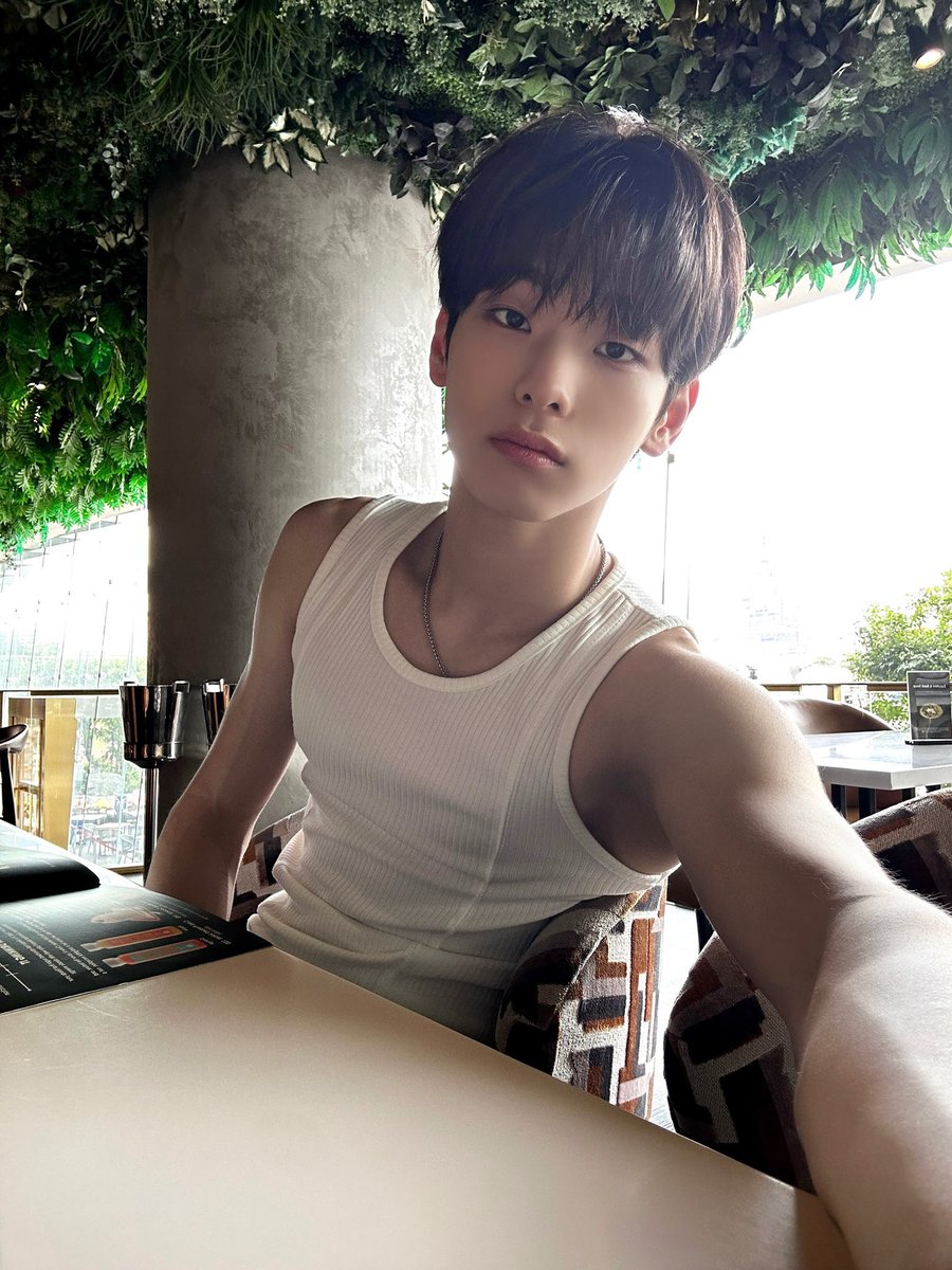 ssibchanii's tweet photo. (머리카락을 귀 뒤로 넘겨줌)
                              걸레같으시네요…❤️ https://t.co/1K6HE1UA2a