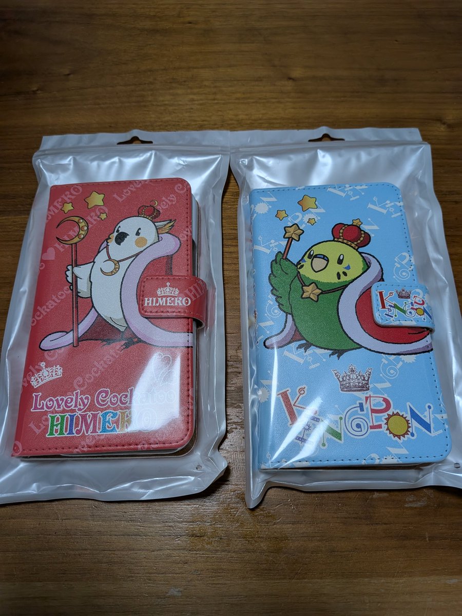 2015April13's tweet photo. スマホを新しくしました〜！
そして、新しいスマホケースも届きました〜〜!!
ワタクシのは右の方デス
姉作のオリジナルでアリマス
王様インコなのデス https://t.co/sr4ZVYZ0I6