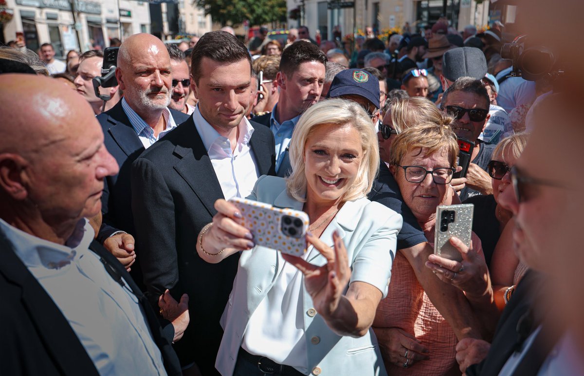 MLP_officiel's tweet photo. Avec @J_Bardella, nous mènerons cette campagne ensemble, au plus près des Français et de leurs préoccupations.

Le peuple français aspire à de nouvelles politiques, qui permettront de rompre avec dix ans de macronisme, dix ans d’échecs et de désunion. https://t.co/7Wrqm4veYl