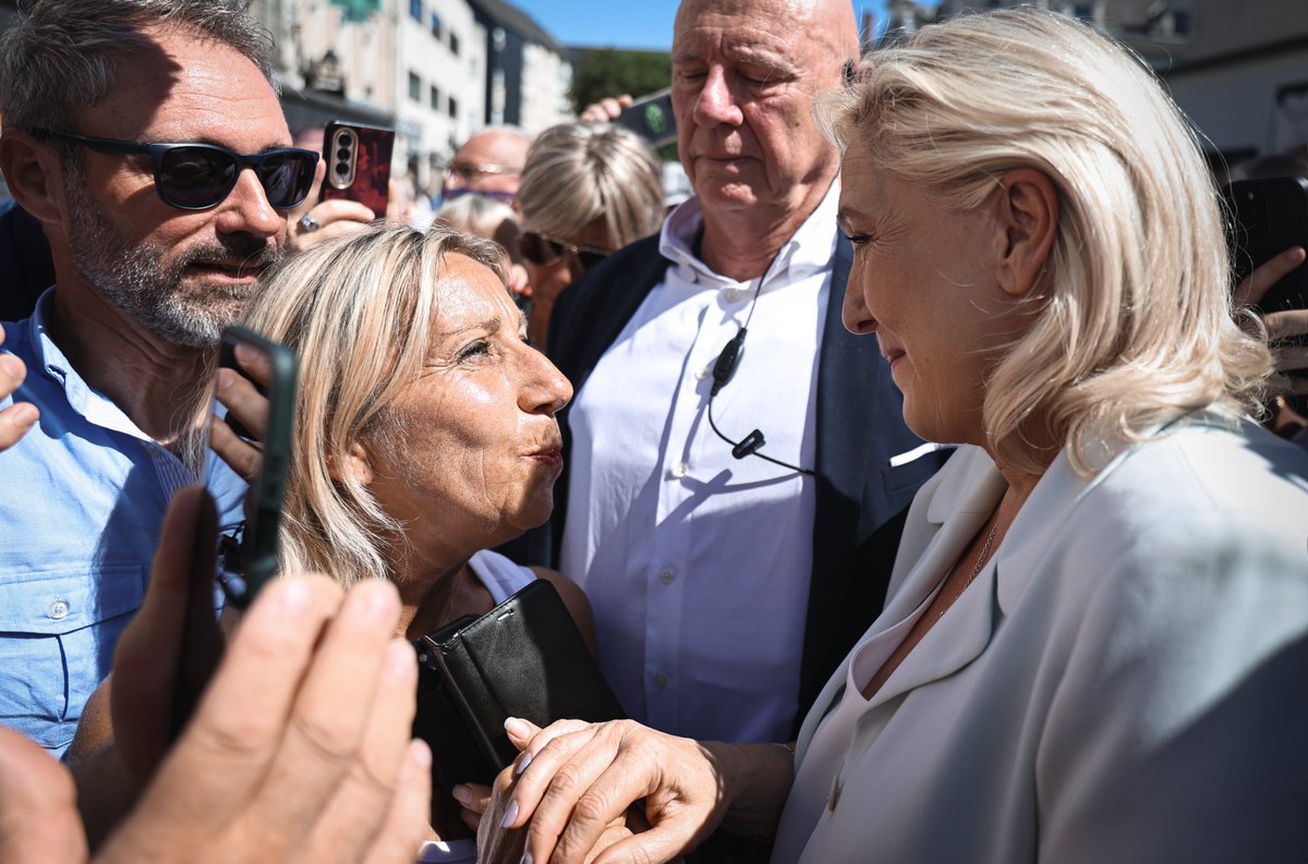 MLP_officiel's tweet photo. Avec @J_Bardella, nous mènerons cette campagne ensemble, au plus près des Français et de leurs préoccupations.

Le peuple français aspire à de nouvelles politiques, qui permettront de rompre avec dix ans de macronisme, dix ans d’échecs et de désunion. https://t.co/7Wrqm4veYl