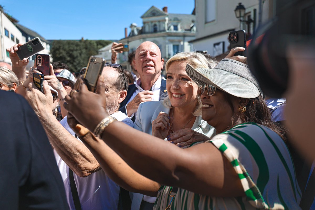 MLP_officiel's tweet photo. Avec @J_Bardella, nous mènerons cette campagne ensemble, au plus près des Français et de leurs préoccupations.

Le peuple français aspire à de nouvelles politiques, qui permettront de rompre avec dix ans de macronisme, dix ans d’échecs et de désunion. https://t.co/7Wrqm4veYl
