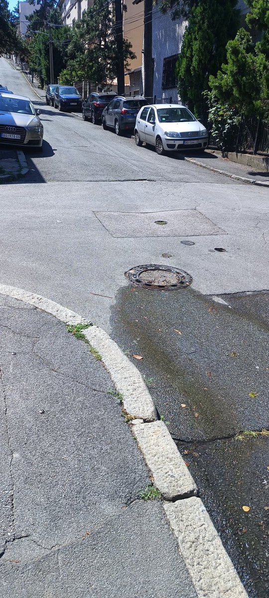 100ka011's tweet photo. @prijavi_problem ugao Kablarske i J. i S. Žigona (bivša Kuršumlijska) na Savskom vencu. Danima curi voda i šahta. https://t.co/WN0sPg9VaC
