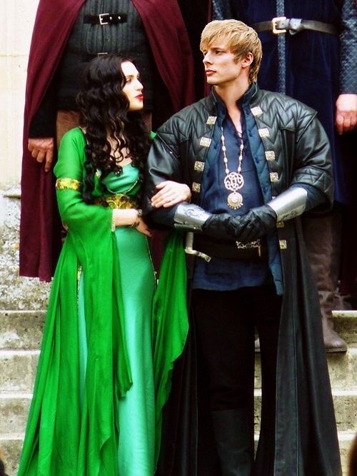 never_writing's tweet photo. Тем временем сериал из 2000-х, снимавшийся на bbc с бюджетом в одну поездку до франции и обратно: https://t.co/LQYHZcg49f