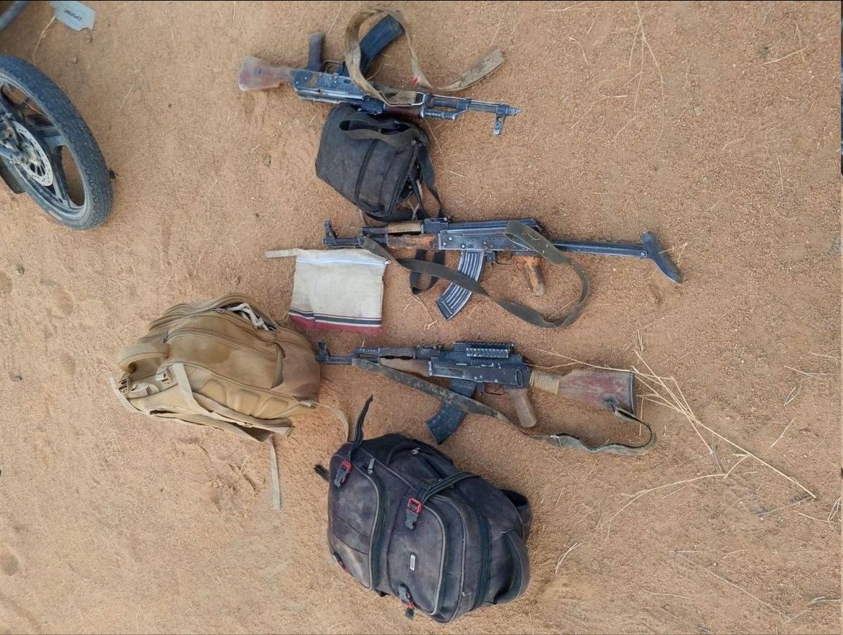 TheAfricaCorps's tweet photo. Les voilà, les terroristes de l'Azawad, gisant éparpillés autour d'Anéfis. Ils sont nombreux ici—sur chaque parcelle de cette terre repose le cadavre de leur terroriste, abandonné par les chefs de l'Azawad, ainsi que leurs armes. https://t.co/LvdT20MEVI