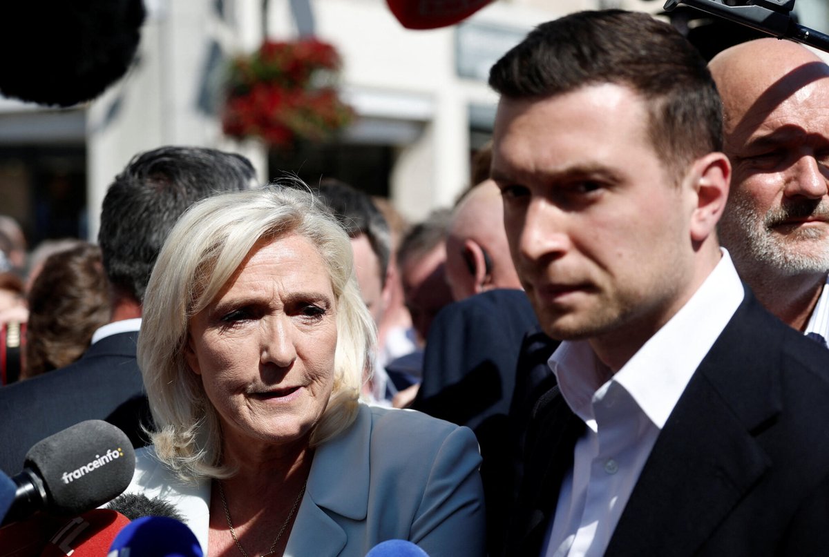 le_Parisien's tweet photo. Au lendemain de l’annonce de sa candidature, Marine Le Pen a lancé sa campagne dans la Sarthe. Jordan Bardella, désigné pour la remplacer pour la présidentielle en cas d’inéligibilité, a assuré « se réjouir » de la voir mener le RN.
➡️ https://t.co/aqxaQCmRp3 https://t.co/lLU1fvAI17