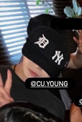 gangchu0605's tweet photo. 동그랗고 길쭉한 누군가가 너무 눈에 띄어가지구 https://t.co/cASxAtMJ2H