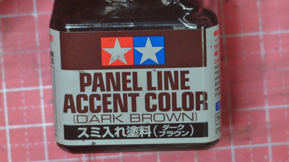 astrospider1's tweet photo. 墨入れまでしていたガンキャノン、右膝がエナメル割れを起こしてしまった。ここは裏側が部品のはめ込み箇所で、毛細管現象で流れ込んだ溶剤がプラを侵食し、はめ込みの圧力が亀裂を生んだ。
触れると崩れ去ってしまったため、接着。乾燥を待って仕上げよう。 https://t.co/lkgDegkWfH