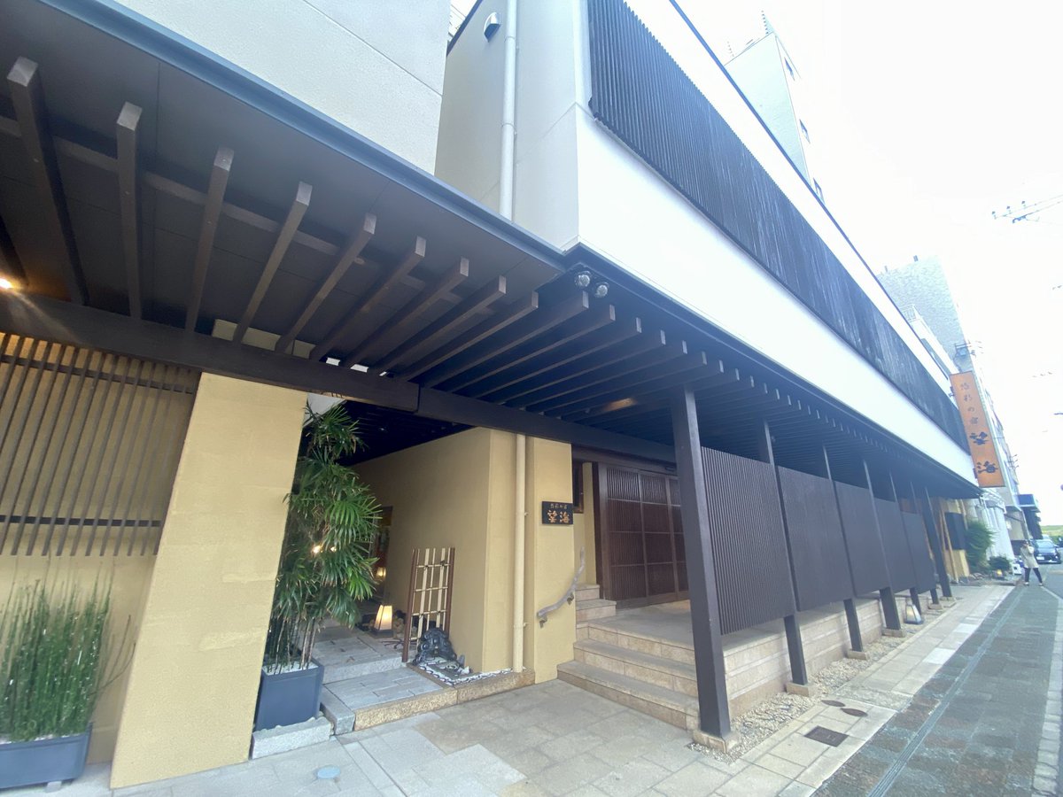 yui_management's tweet photo. 本日はJKKさんの会合取材で別府温泉へ。
会場は望海さん。
生成AI勉強会、面白かった😁
旅館でどう上手く活用していくか。
まずは正しく知ることが大事。便利なものはリスクもある。コインの裏表があるように。 https://t.co/ElAtG6Dcjc