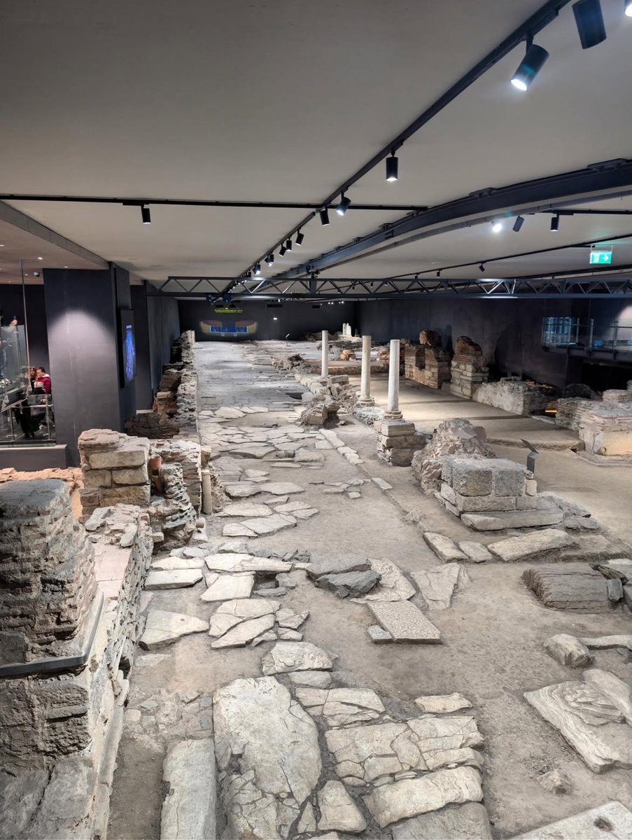 RomanMemeSquad's tweet photo. 🏛️ Beneath the modern city of Thessaloniki lies the ancient Greco-Roman city, in this stunning free archaeological park at the Venizelos metro station 
 
🧐 In this perfectly preserved section, the original flooring and pipes are still visible https://t.co/0h0W9beYk6