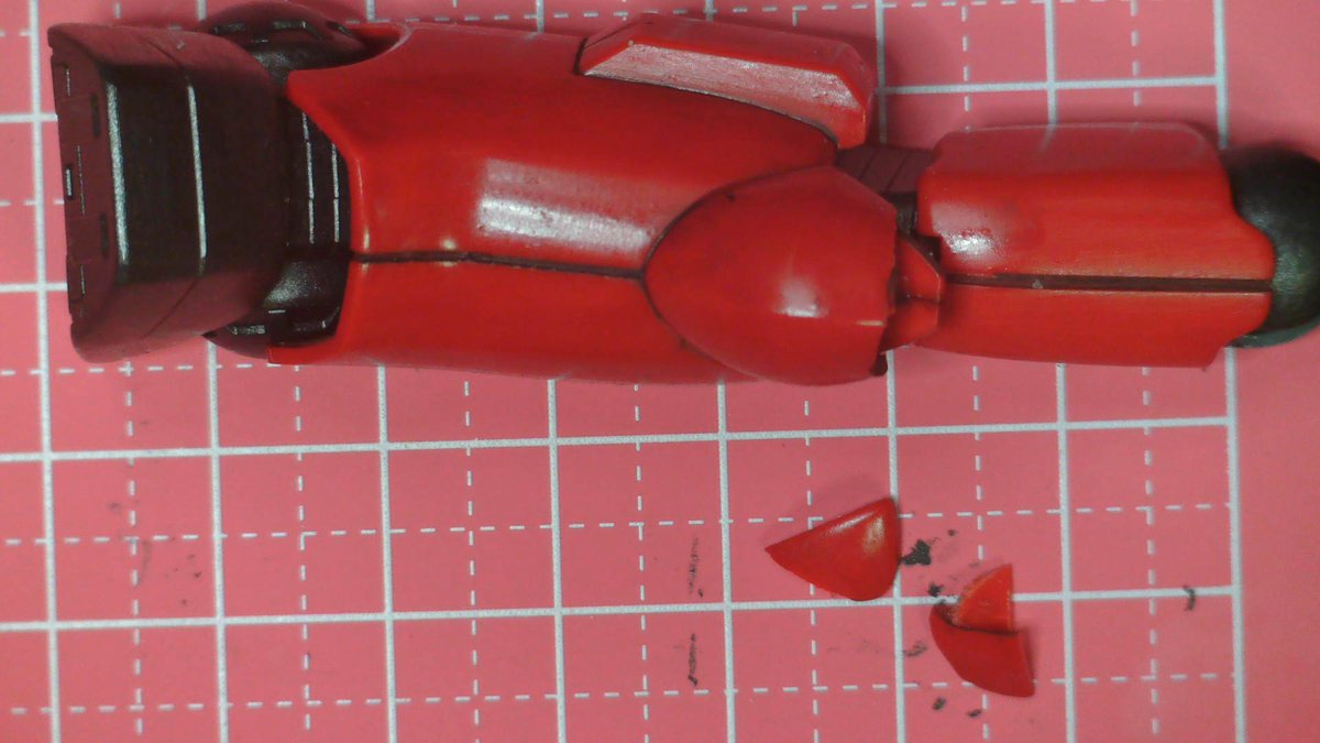 astrospider1's tweet photo. 墨入れまでしていたガンキャノン、右膝がエナメル割れを起こしてしまった。ここは裏側が部品のはめ込み箇所で、毛細管現象で流れ込んだ溶剤がプラを侵食し、はめ込みの圧力が亀裂を生んだ。
触れると崩れ去ってしまったため、接着。乾燥を待って仕上げよう。 https://t.co/lkgDegkWfH
