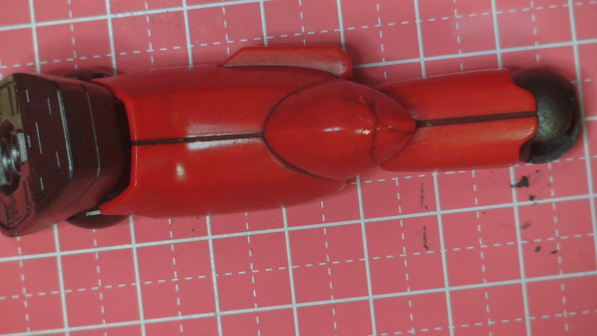 astrospider1's tweet photo. 墨入れまでしていたガンキャノン、右膝がエナメル割れを起こしてしまった。ここは裏側が部品のはめ込み箇所で、毛細管現象で流れ込んだ溶剤がプラを侵食し、はめ込みの圧力が亀裂を生んだ。
触れると崩れ去ってしまったため、接着。乾燥を待って仕上げよう。 https://t.co/lkgDegkWfH