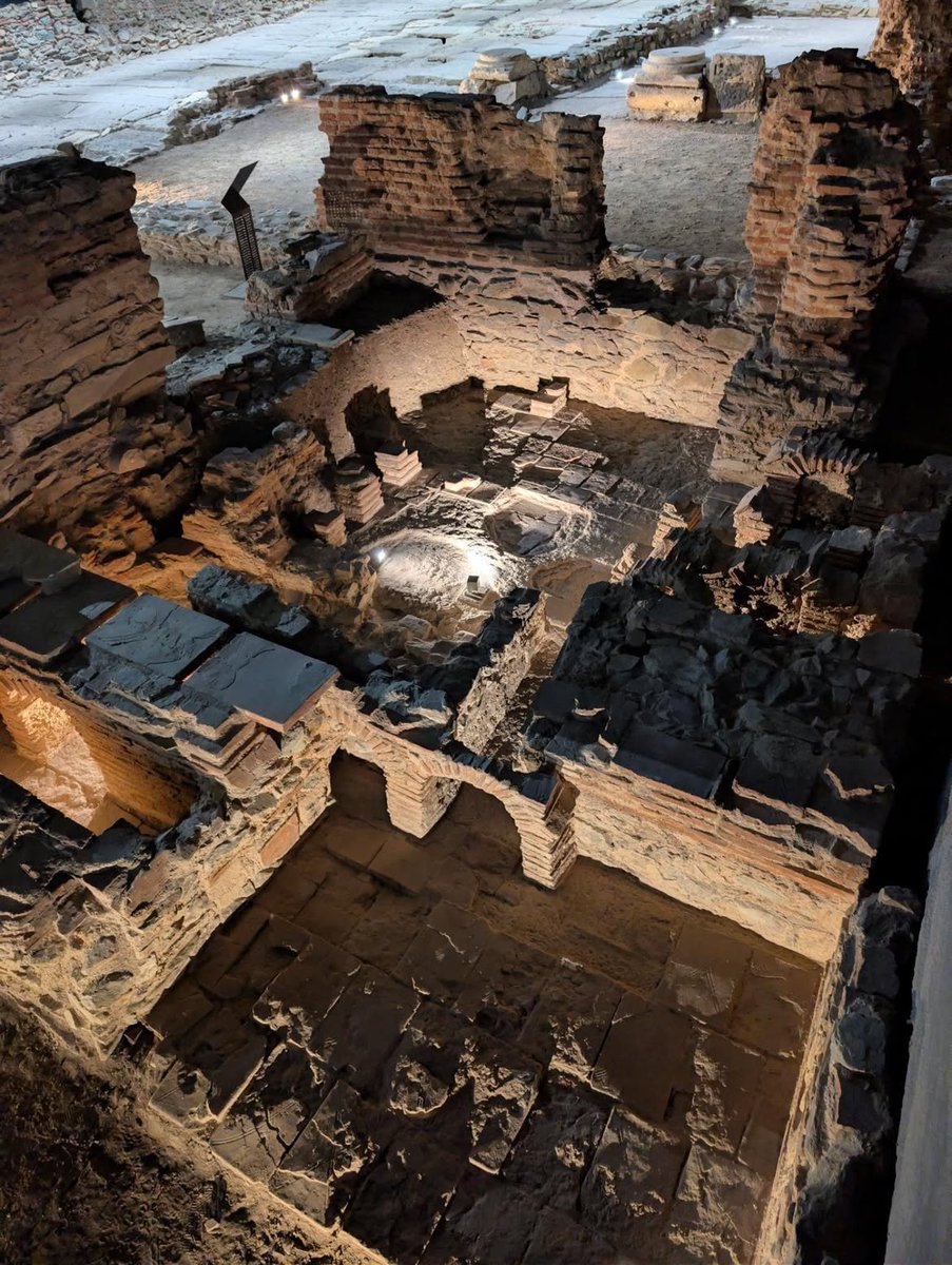 RomanMemeSquad's tweet photo. 🏛️ Beneath the modern city of Thessaloniki lies the ancient Greco-Roman city, in this stunning free archaeological park at the Venizelos metro station 
 
🧐 In this perfectly preserved section, the original flooring and pipes are still visible https://t.co/0h0W9beYk6