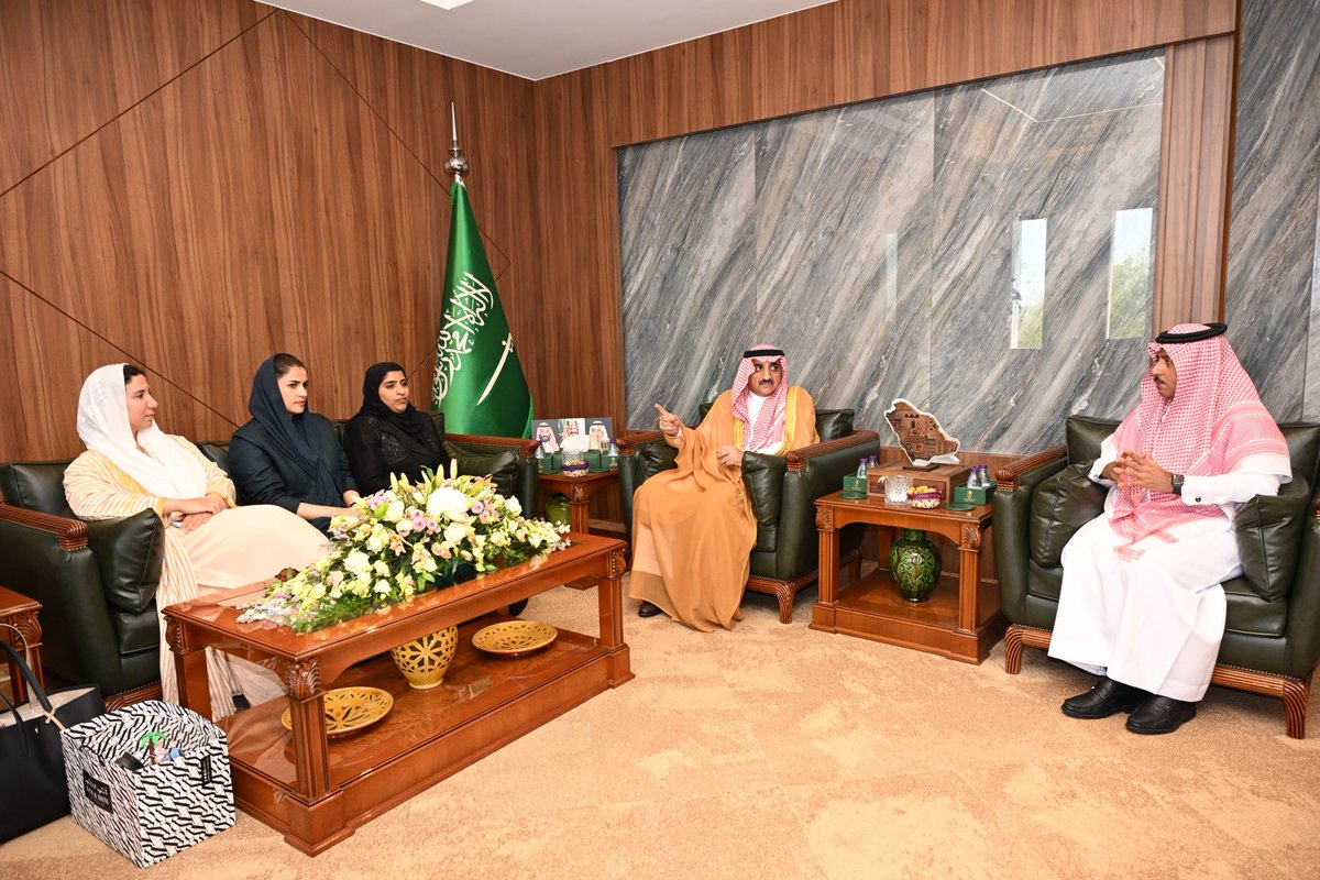 Alahsamun's tweet photo. أمين الأحساء م.عصام الملا يلتقي وفد كلية التصاميم والفنون بجامعة الأميرة نورة، لبحث سبل الشراكة والتعاون في دعم وتنمية الحرف اليدوية، وتعزيز المبادرات المرتبطة بمشروع #الأحساء_صديقة_الطفل

#أمانة_الأحساء
#الأحساء_المبدعة https://t.co/hUOVVX1Fo3
