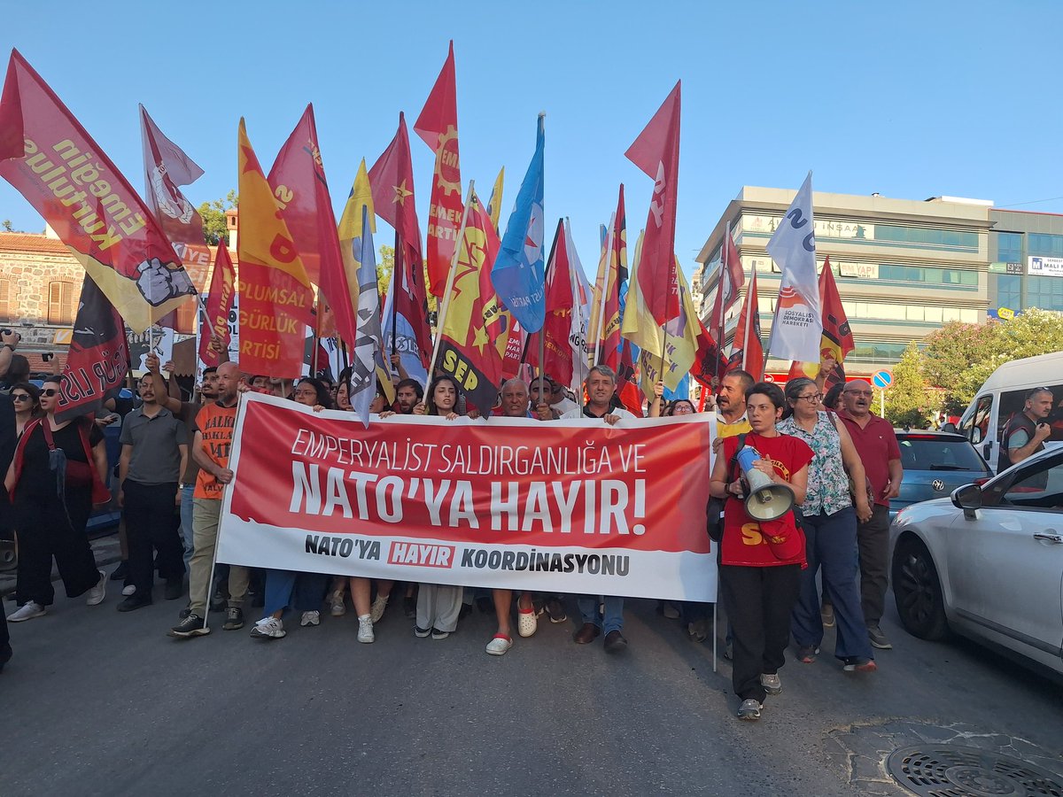 SMFizmir's tweet photo. 📍İzmir
07.07.2026
NATO'ya Hayır Koordinasyonu olarak Şirinyer İZBAN önünde bir araya gelinip NATO yerleşkesine yürüyüş yapıldı. NATO'nun "savaşın ve emperyalizmin aracı" olduğu belirtilirken, Türkiye'nin NATO'dan çıkması ve NATO yerleşkelerinin kapatılması çağrısı yapıldı. https://t.co/rmoEVhRm5Z
