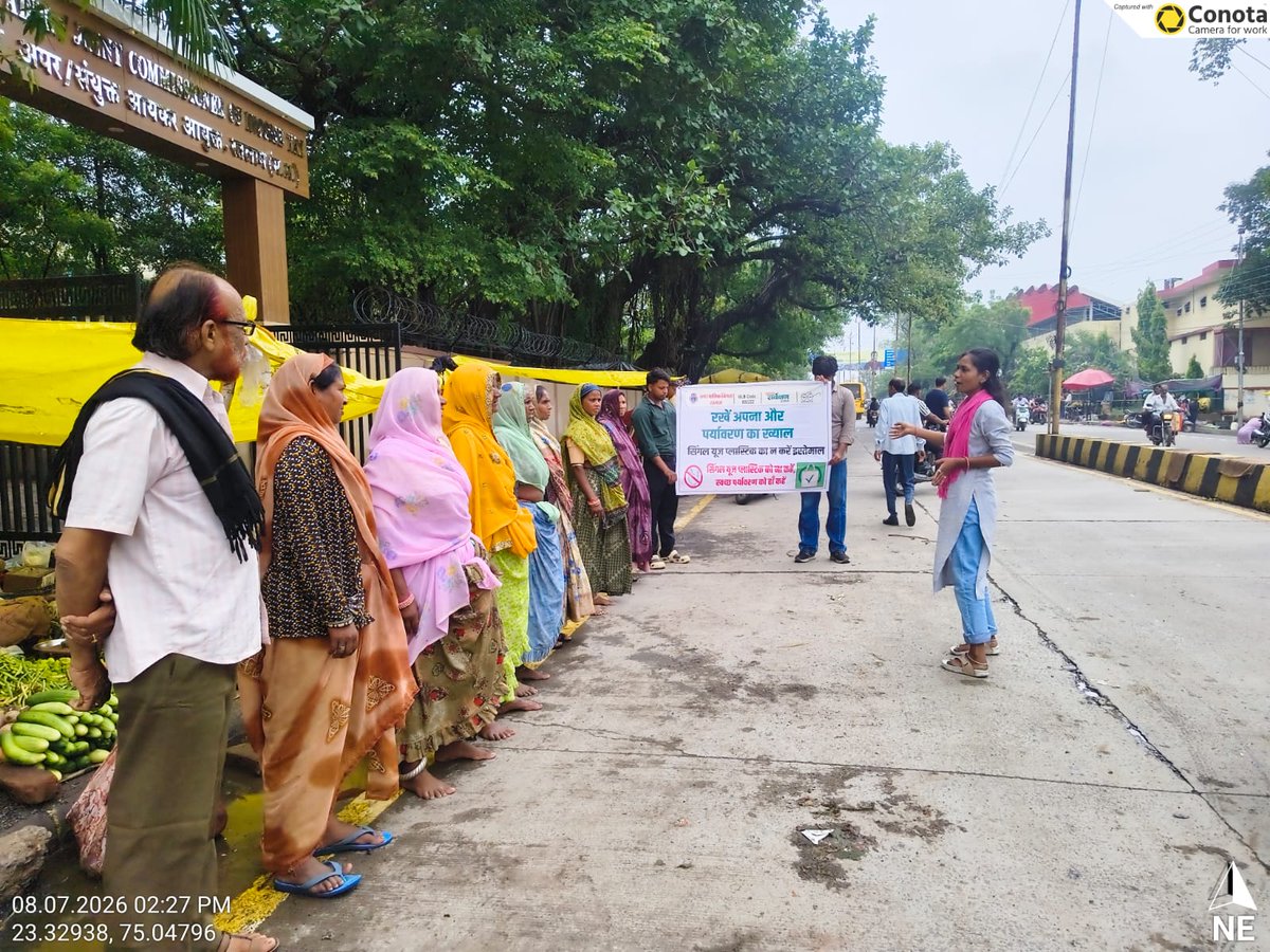 NRatlam's tweet photo. नगर पालिक निगम,रतलाम IEC टीम द्वारा नागरिकों को #singleuseplastic के स्थान पर कपडे की थैली अपनाने हेतु जागरूक किया जा रहा है
#SwachhBharat @MoHUA_India @SwachhBharatGov @urbansbm @mlkhattar @CMMadhyaPradesh @prahladspatel @Prahladpatelbjp #SwachhSurvekshan2025_26 @tokhansahu_bjp https://t.co/PTGiJAKWvo