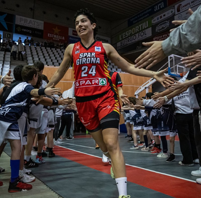 gentdebasquet's tweet photo. ✅ OFICIAL: Ainhoa López continuarà defensant els colors de Girona.

👉 La temporada 26-27 serà la cinquena com a jugadora de l'Spar Girona en dues etapes diferents. La primera foto és de la temporada 16-17.

📹 Podeu veure un vídeo parlant de les renovacions de l'Ainhoa i la Carol aquí al canal de YT de Gent de Bàsquet: https://t.co/OXdDEc3IKs

🎙️ Declaracions de Pere Puig, director esportiu: "L’Ainhoa és un referent per a tots nosaltres. Esperem veure encara una millor versió d’ella, ja que estem convençuts que pot fer un pas endavant”. 

#LFEndesa #SparGirona #Girona #Fontajau #EuroleagueWomen