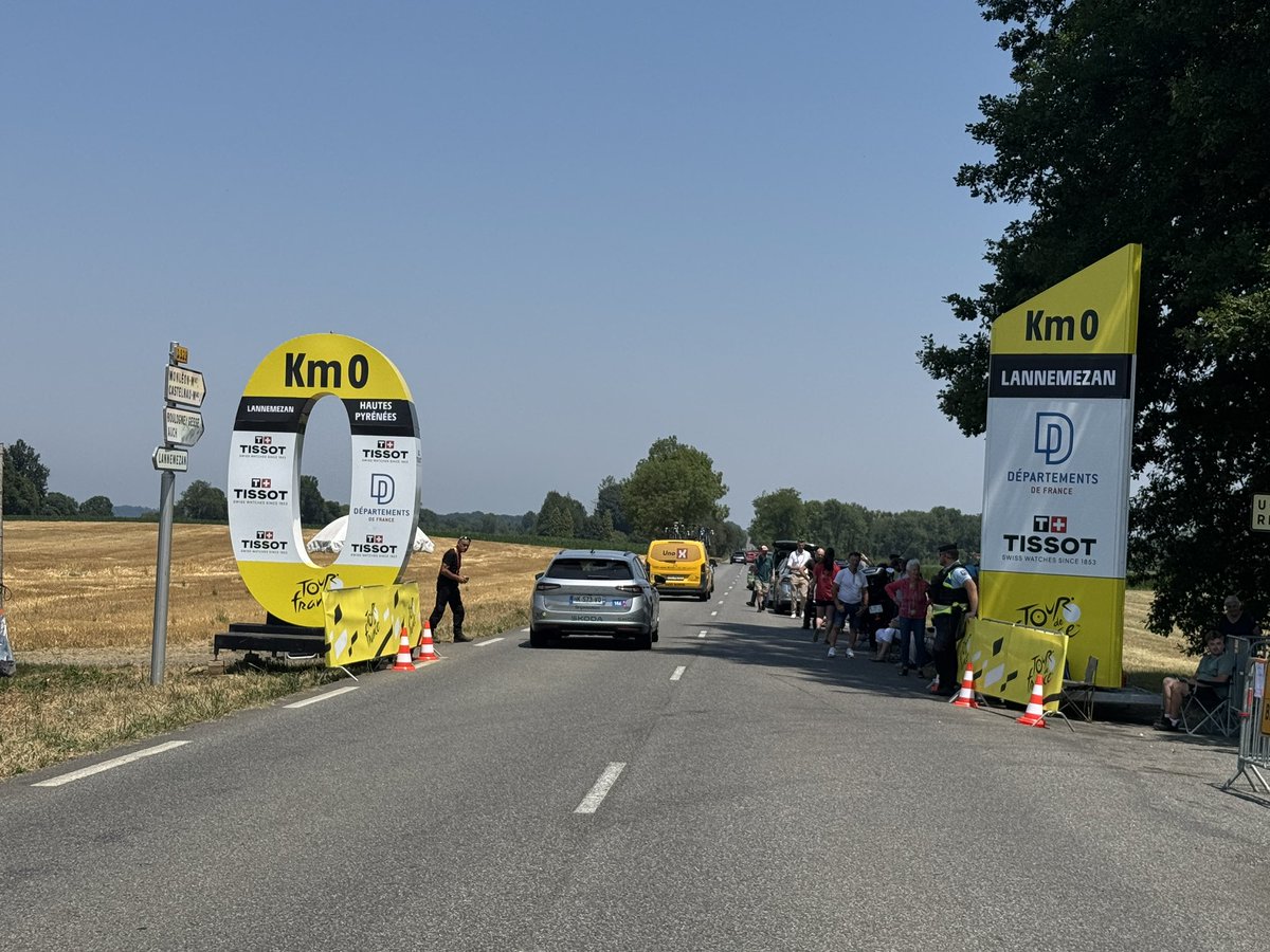 AndreBancala's tweet photo. De Lannemezan à Pau, 158,5 bornes sous le cagnard et une seule côtelette bien cuite de 2ème cat. à se mettre sous la dent ! Ça sent le sprint à Pau, habituée au Tour (77 fois)… Gros Léon est au turbin, balai brosse au vent ! 31,5 degrés au départ et 53 au sol. @LeTour #TDF2026 https://t.co/u0O1QsXi2q