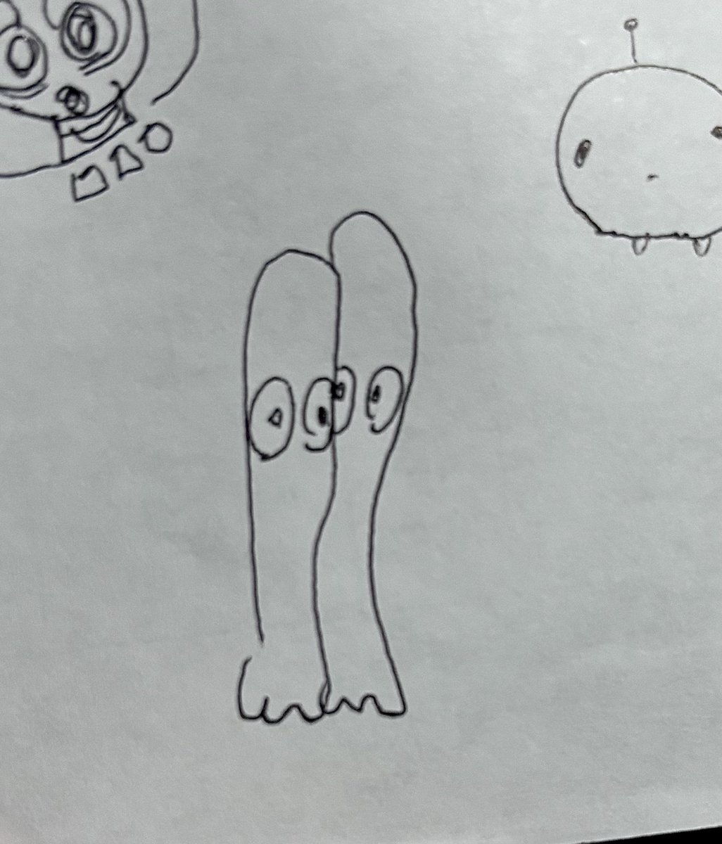w2tuf's tweet photo. ちなみにこれは私の足らしい
なんで目がついてるの？って聞いたら
こっち見てる気がしたからとのこと https://t.co/v9AM9rV1zS
