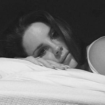 greatestptl's tweet photo. é a lana del rey, claro https://t.co/4krrI8oZKI