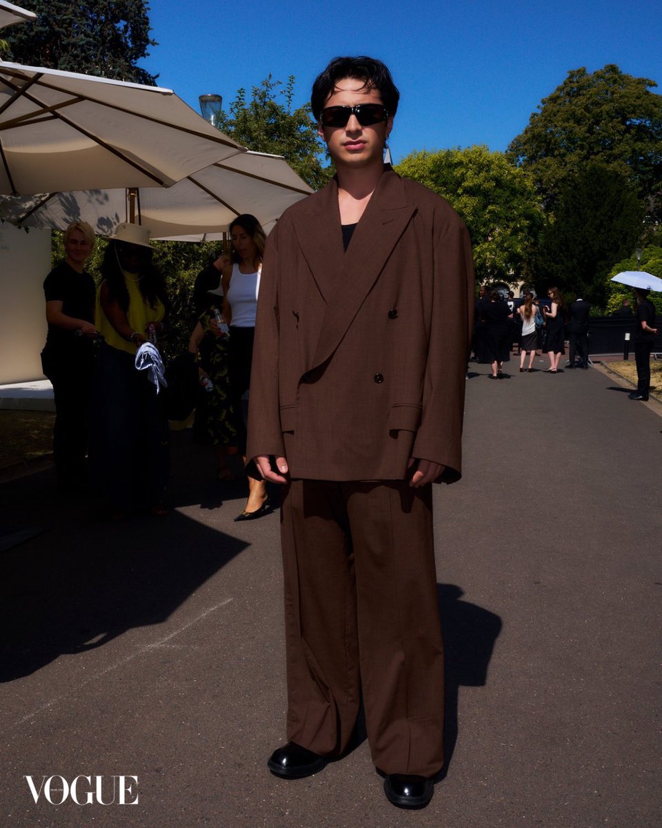 hudsonwupdates's tweet photo. Hudson Williams looking stellar in brown at Balenciaga Couture🤎

#HudsonxBalenciaga
📷: namesync7 https://t.co/ocfmKFPeoc
