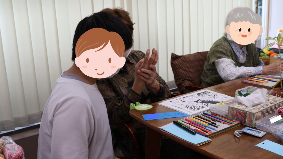 ds_hongo's tweet photo. 中学生が職場体験に来てくれました！

先月中学生が２名デイ本郷に来てくれました！

お話をしてくれたり一緒に体操をしたり
七夕の飾りを作ったり、お願い事を一緒に考えたり
始めは少し緊張している様子でしたが、目線を合わせて利用者のお話に親身に耳を傾けてくれていました

＃職場体験 https://t.co/bSTYR3nkwk