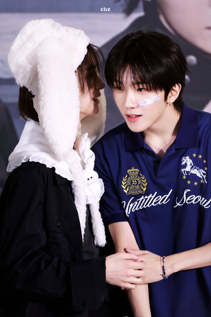 sanmulz's tweet photo. are we interrupting something??? the hands??? https://t.co/AC8maGVN8K