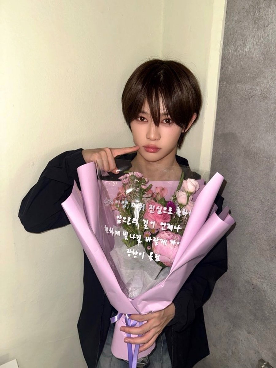 sumornoe's tweet photo. 이거 진짜 얼마나 감동이냐면 막내동생 한국에서 데뷔한다고 해서 꽃다발 제일 큰거 보낸것도 감동인데 이 형님 한국어 몰른다고ㅠㅠ… 근데 아양이가 이제 한국 아이돌이고 한국어 열심히 하고 잇으니깐 자기도 한국어로 하나하나 써준거 ㅠㅠ 손자이양이라고 보낸것도 웃픔ㅠㅠ 하 진짜 너무너무 눈물나옴 진짜로