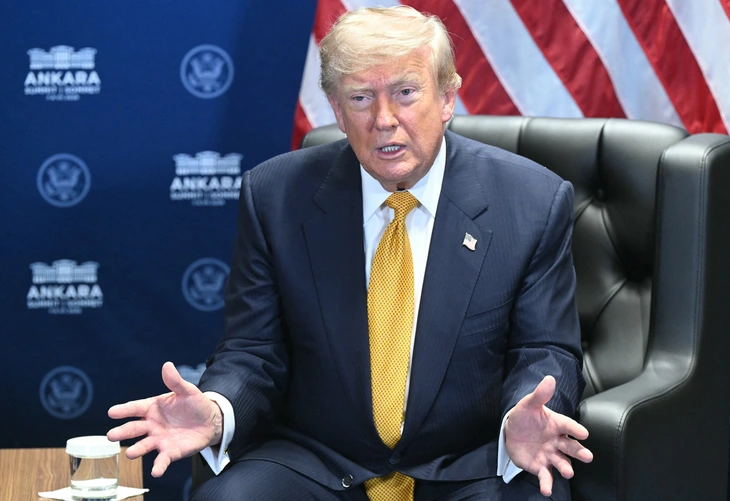 MuggleAcademy's tweet photo. THỊ TRƯỜNG CHÂU Á VÀ HỢP ĐỒNG TƯƠNG LAI MỸ ĐỒNG LOẠT GIẢM SAU PHÁT NGÔN CỦA TRUMP

Tại hội nghị NATO ở Ankara, Trump tuyên bố lệnh ngừng bắn với Iran đã "kết thúc" ("over"), sau khi Mỹ tiến hành thêm các đợt không kích trả đũa việc Iran tấn công tàu chở dầu tại eo biển Hormuz.

Chính vì điều đó đã ảnh hưởng nhiều từ thị trường tài chính

Hợp đồng tương lai Dow Jones giảm khoảng 0,67%, S&P 500 giảm 0,44%, Nasdaq 100 giảm 0,54%
Kospi (Hàn Quốc) rơi vào thị trường gấu, giảm hơn 5% trong phiên, cách đỉnh hồi 19/6 khoảng 20%

Chứng khoán châu Á (Nhật, Hong Kong, Úc) đồng loạt giảm theo hợp đồng tương lai

Vàng giảm phiên thứ 4 liên tiếp, tiếp tục rút khỏi vùng đỉnh kỷ lục khi dòng tiền trú ẩn an toàn được thoái lui

Ngược lại, dầu tăng giá do lo ngại gián đoạn nguồn cung tiếp diễn và Mỹ cũng vừa thu hồi giấy phép cho Iran bán dầu

Đây là diễn biến mới nhất sau khi Iran tấn công tàu thương mại tại Hormuz trong tuần này, khiến MoU ký hồi 17/6 giữa hai bên đứng trước nguy cơ đổ vỡ hoàn toàn.